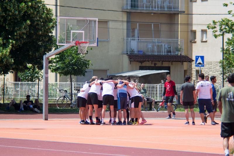 equipo de baloncesto hace un corro